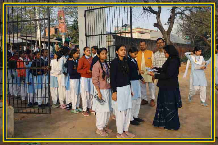यूपी बोर्ड परीक्षा केंद्र के गेट पर लाइन में खड़ी छात्राएं, प्रवेश पत्र जांचती शिक्षिका, कड़ी सुरक्षा व्यवस्था के बीच बोर्ड परीक्षा