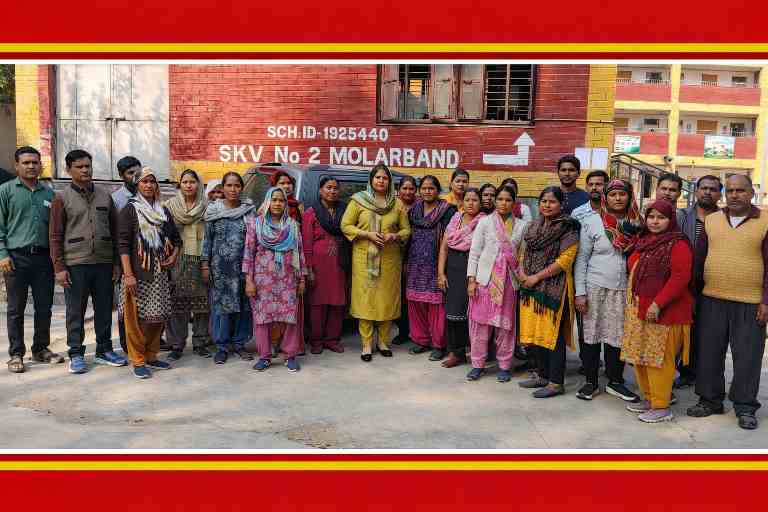 दिल्ली के एसकेवी नंबर 2 मोलरबंद स्कूल के बाहर वेतन भुगतान की मांग को लेकर खड़े सफाई और गार्ड कर्मचारी