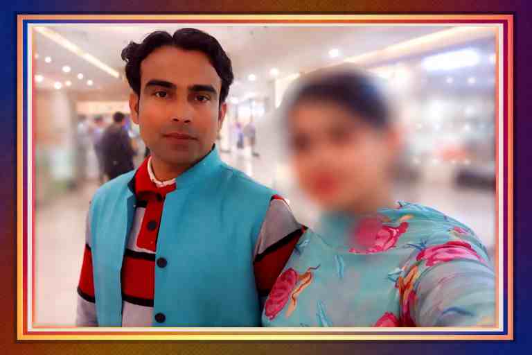 नीले जैकेट में खड़ा एक युवक, साथ में धुंधली की गई महिला की तस्वीर, इनडोर पृष्ठभूमि में लिया गया फोटो