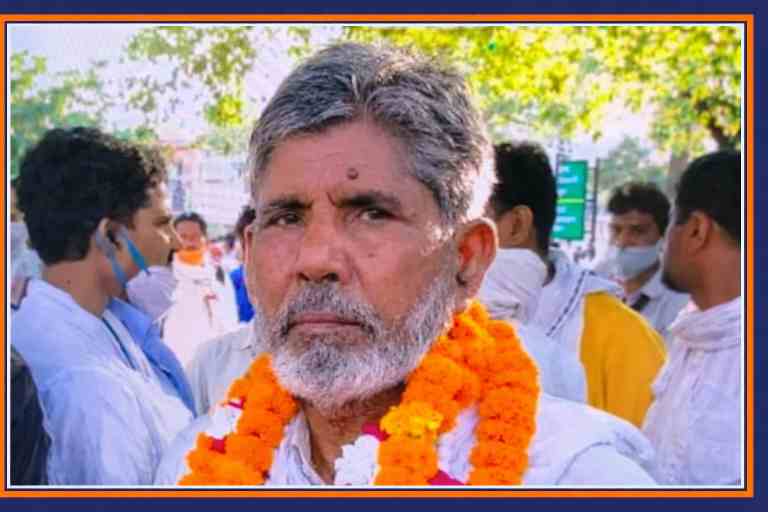 माला पहने वरिष्ठ ग्रामीण नेता का सम्मान कार्यक्रम के दौरान लिया गया चित्र