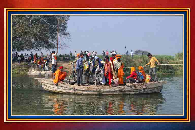 चौरासी कोसी परिक्रमा के श्रद्धालु गोमती नदी पार करते हुए, नाव पर सवार साधु-संत और ग्रामीण, सीतापुर सीमा के द्रोणाचार्य घाट का दृश्य