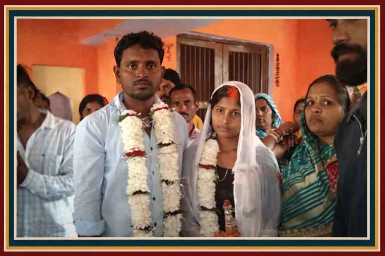 जौनपुर के चंदवक थाना परिसर में मंदिर में विवाह के बाद फूलमाला पहने नवदंपति की तस्वीर