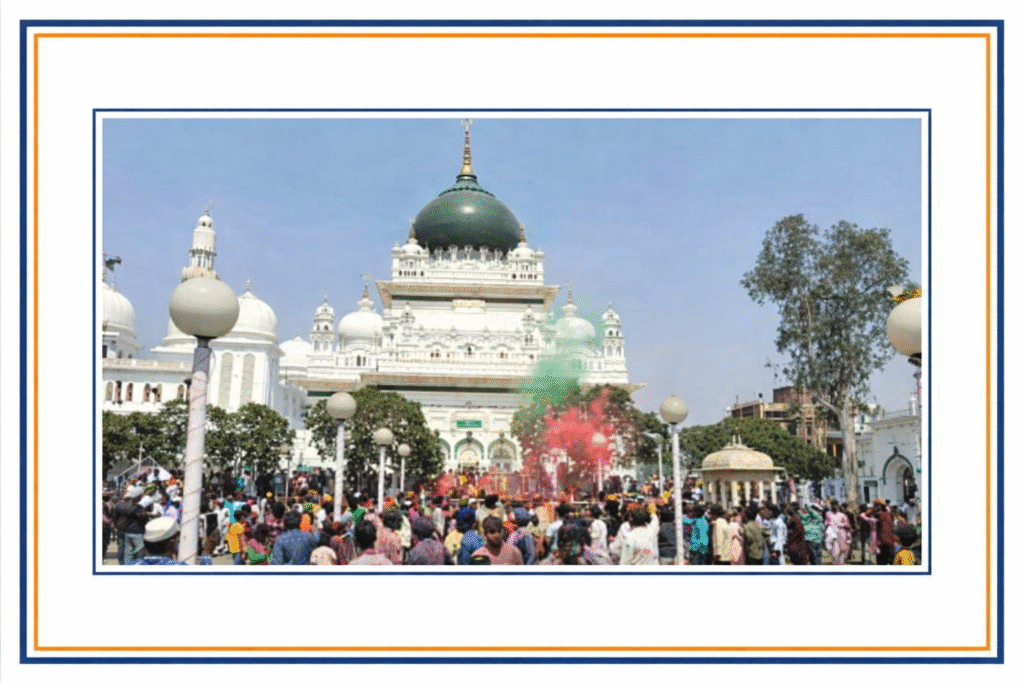 देवा में हाजी वारिस अली शाह की मजार के सामने होली खेलते श्रद्धालु, हवा में उड़ता लाल और हरा गुलाल