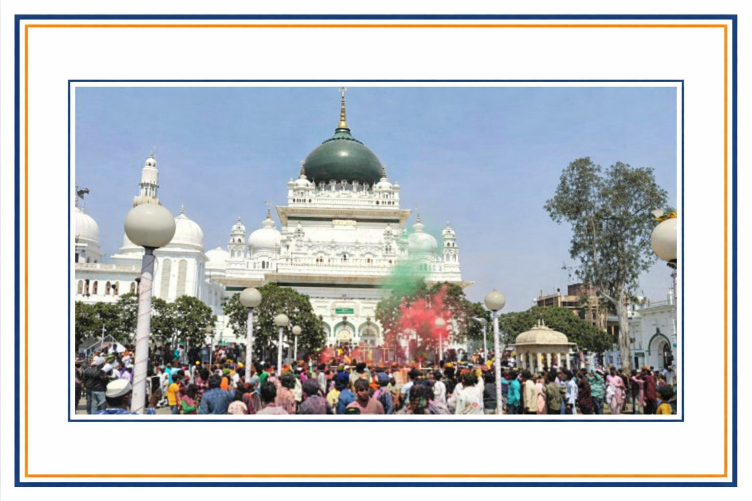 देवा में हाजी वारिस अली शाह की मजार के सामने होली खेलते श्रद्धालु, हवा में उड़ता लाल और हरा गुलाल