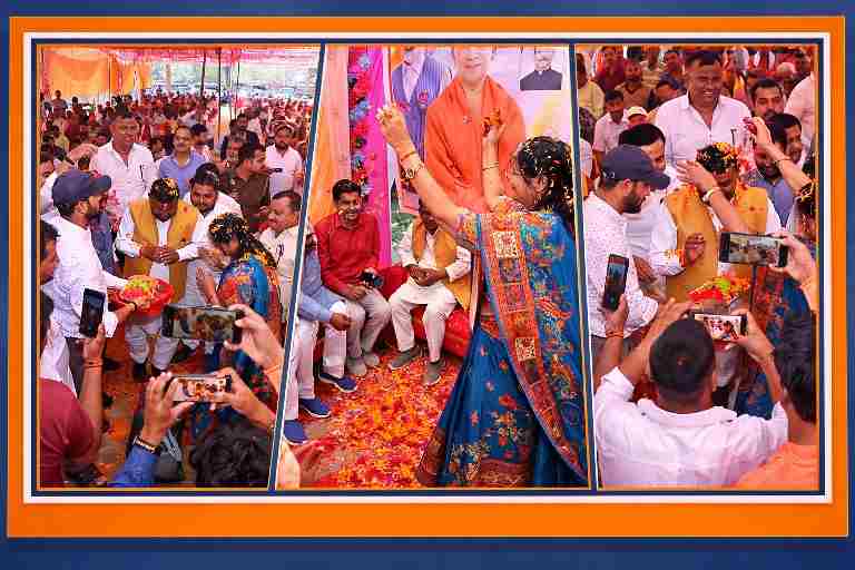 सलेमपुर में आयोजित होली मिलन समारोह में राज्यमंत्री विजय लक्ष्मी गौतम और कार्यकर्ता फूलों की होली खेलते हुए, पंखुड़ियों की वर्षा और उत्सवी माहौल का दृश्य