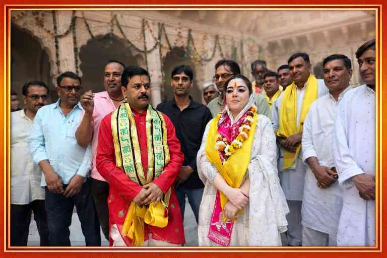 कामां स्थित राधा वल्लभ मंदिर में विधायक नौक्षम चौधरी महंत आशुतोष कौशिक और समर्थकों के साथ दर्शन के दौरान