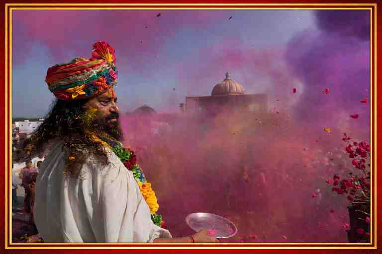 कामवन स्थित हरिकृपा आश्रम में महाराज द्वारा गुलाल व पुष्पों के साथ मनाया जा रहा भव्य होली उत्सव