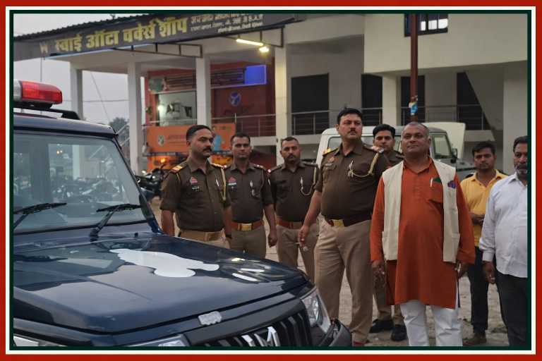 जौनपुर के बक्शा थाना क्षेत्र के चकर्मिजापुर गांव में शंकराचार्य स्वामी अविमुक्तेश्वरानंद सरस्वती के आगमन से पहले पुलिस अधिकारियों द्वारा कार्यक्रम स्थल का निरीक्षण करते हुए