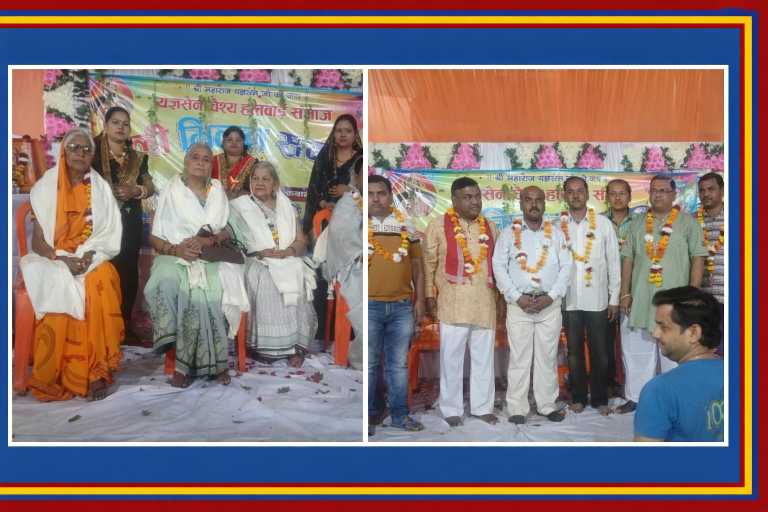 रामवाटिका मोहल्ला चौक शाहाबाद हरदोई में हलवाई समाज के होली मिलन समारोह के दौरान मंच पर सम्मानित बुजुर्ग महिलाएं और समाज के सदस्य