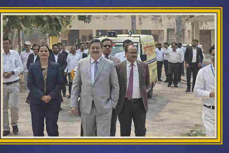 देवरिया दीवानी न्यायालय परिसर से राष्ट्रीय लोक अदालत के प्रचार-प्रसार के लिए जागरूकता वाहन को रवाना करते जनपद न्यायाधीश और न्यायिक अधिकारी