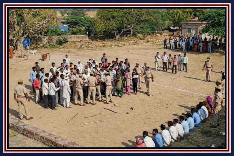 डीग जिले के खरबड़ गांव में रास्ते के विवाद के बाद दो पक्षों के बीच तनाव के दौरान मौके पर मौजूद पुलिस और ग्रामीण