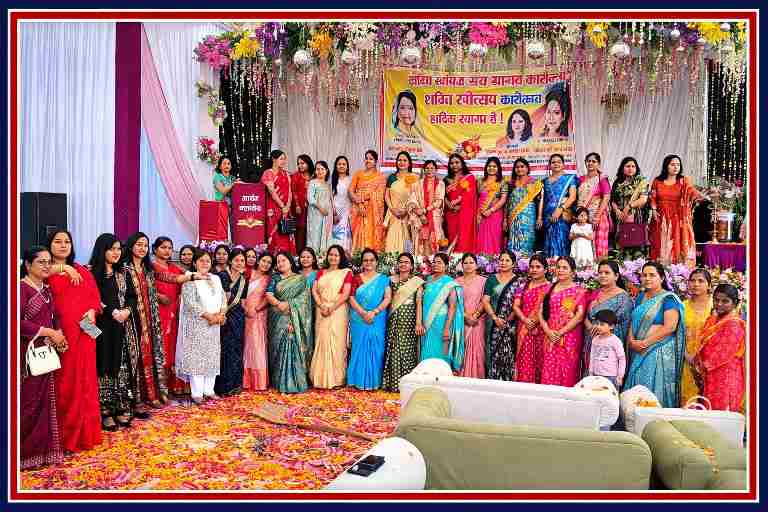 आजमगढ़ में महिला शिक्षक संघ मंडल द्वारा आयोजित शक्ति रंगोत्सव कार्यक्रम में मंच पर एकत्रित महिला शिक्षक और अतिथि