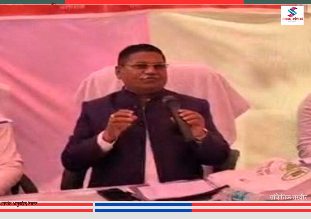 बैठक में माइक्रोफोन के साथ बैठे अधिकारी की तस्वीर, वायरल वीडियो के बाद निलंबित किए गए CDO नागेंद्र नारायण मिश्रा से जुड़ी खबर