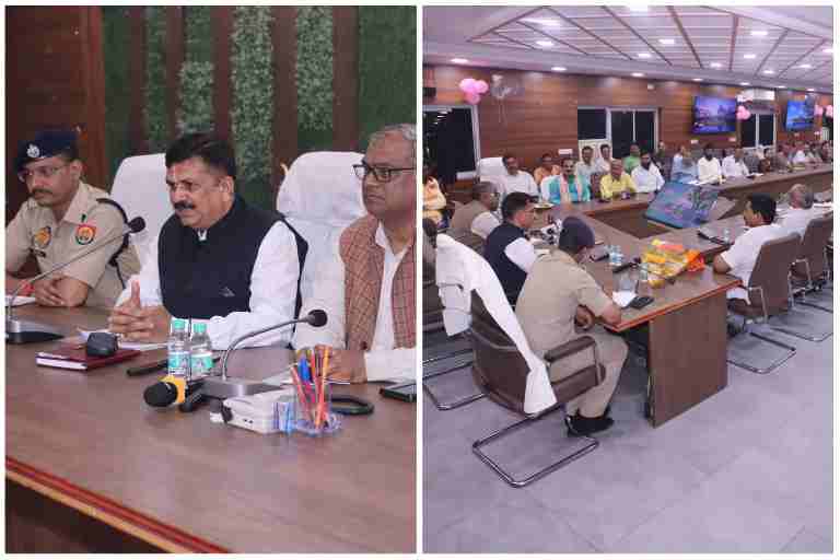 कलेक्ट्रेट सभागार में जौनपुर महोत्सव के आयोजन को लेकर मंत्री, जिलाधिकारी और अधिकारियों की बैठक