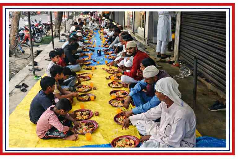 तरकुलवा के बंजरिया मोड़ पर सड़क किनारे बैठे रोज़ेदार सामूहिक इफ्तार करते हुए