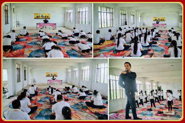 देवरिया के परमहंस बबुआ जी ग्रुप ऑफ कॉलेज पिंडी में योग विशेषज्ञ के मार्गदर्शन में बी.एड. छात्राध्यापकों द्वारा सामूहिक योगाभ्यास करते हुए दृश्य