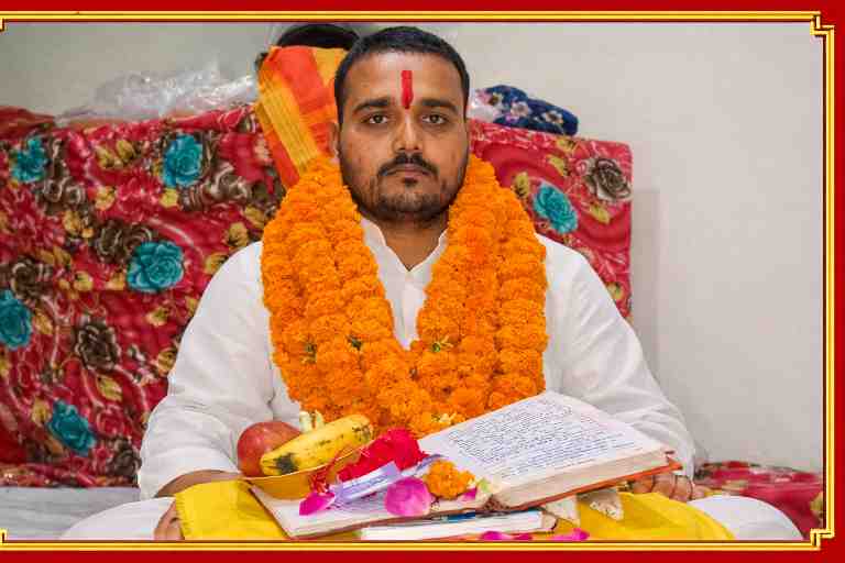 सलेमपुर देवरिया के आचार्य अजय शुक्ल धार्मिक ग्रंथ के साथ बैठे हुए, चैत्र नवरात्रि और मां दुर्गा पूजा की जानकारी देते हुए