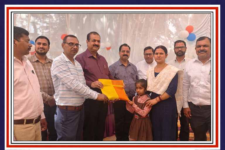 आजमगढ़ के ब्लॉक संसाधन केंद्र पल्हनी में आयोजित कार्यक्रम में अधिकारियों और शिक्षकों की उपस्थिति में छात्रा को प्रमाणपत्र प्रदान करते हुए