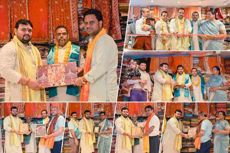 S G MALL लालगंज में आयोजित समारोह के दौरान धार्मिक आचार्यों और व्यापारियों द्वारा सम्मान एवं पुरस्कार वितरण का दृश्य