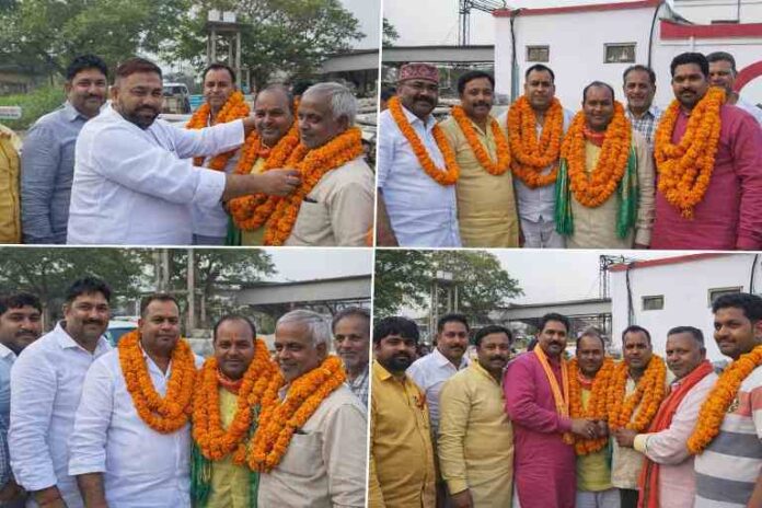 देवरिया के भाटपार रानी रेलवे परिसर में भाजपा कार्यकर्ताओं द्वारा मनोनीत सभासद जितेंद्र जायसवाल, विजय बरनवाल और लाल बाबू यादव का माल्यार्पण कर स्वागत करते हुए दृश्य