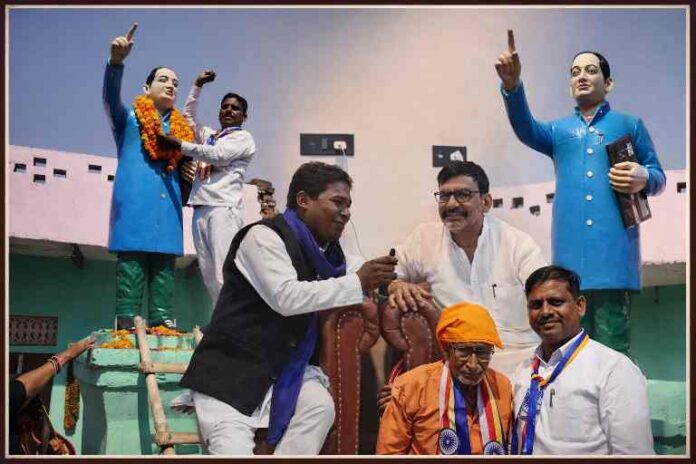 चित्रकूट के तरांव गांव में बाबा साहब अंबेडकर की प्रतिमा पर माल्यार्पण करते लोग और आरके सिंह पटेल की बातचीत का दृश्य