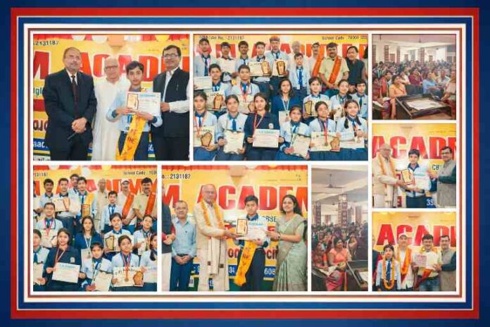 जी एम एकेडमी सलेमपुर में आयोजित वार्षिक परीक्षा परिणाम समारोह में सम्मानित होते छात्र और शिक्षक