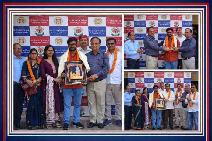 सेंट जेवियर्स स्कूल सलेमपुर में IIT JAM AIR-155 प्राप्त करने वाले मनीष यादव का सम्मान करते शिक्षक और परिवार