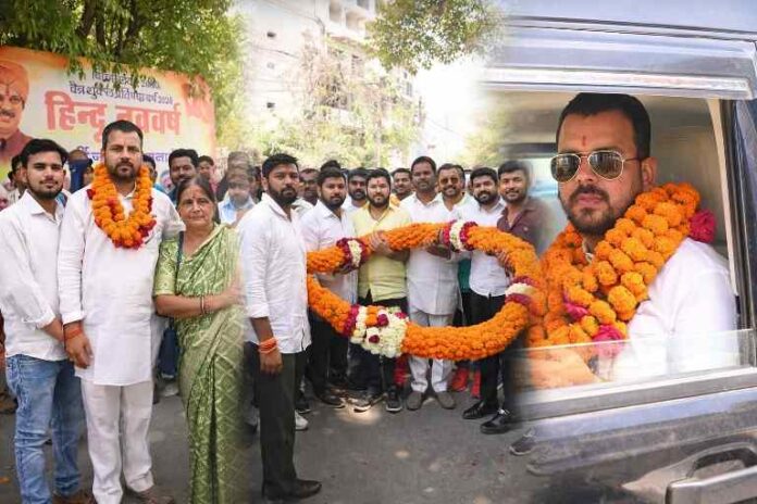 जयदीप त्रिवेदी समर्थकों के साथ माला पहनकर जनसैलाब में शामिल, लखनऊ बंथरा क्षेत्र का दृश्य