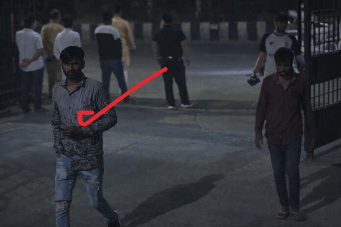 रात के समय अस्पताल परिसर में चलते संदिग्ध युवक की CCTV तस्वीर, लाल निशान से चिन्हित