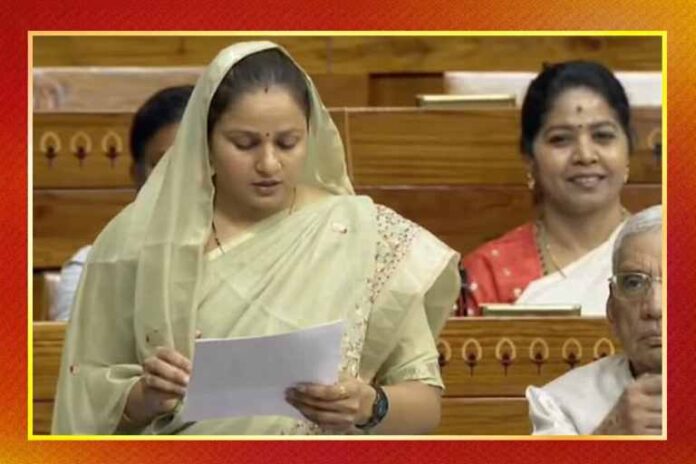 संसद में खड़ी होकर रेल कनेक्टिविटी मुद्दे पर बोलती सांसद संजना जाटव की तस्वीर