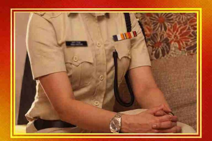 पुलिस यूनिफॉर्म में बैठी महिला सिपाही की प्रतीकात्मक तस्वीर, दुष्कर्म मामले से जुड़ा संदर्भ