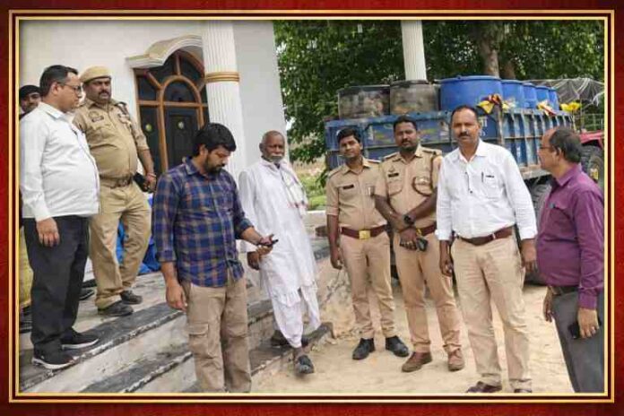 प्रशासनिक टीम और पुलिस अधिकारी अवैध रूप से भंडारित डीजल की जांच करते हुए