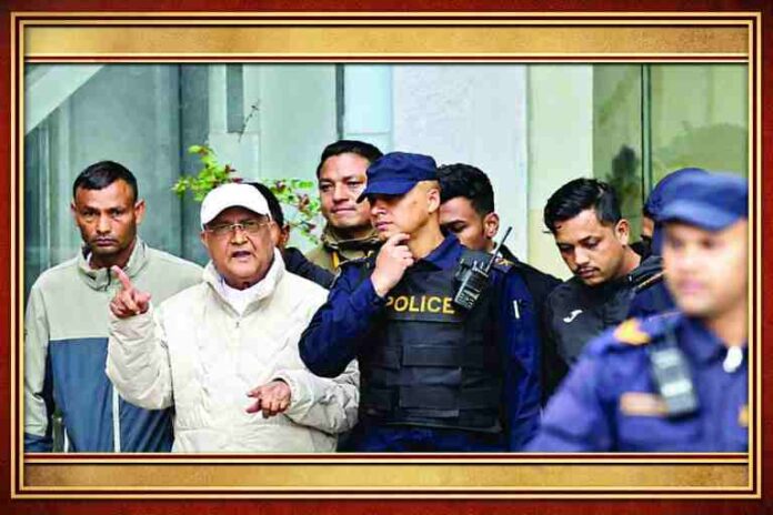 पुलिस की मौजूदगी में पूर्व प्रधानमंत्री केपी शर्मा ओली को हिरासत में लेते हुए