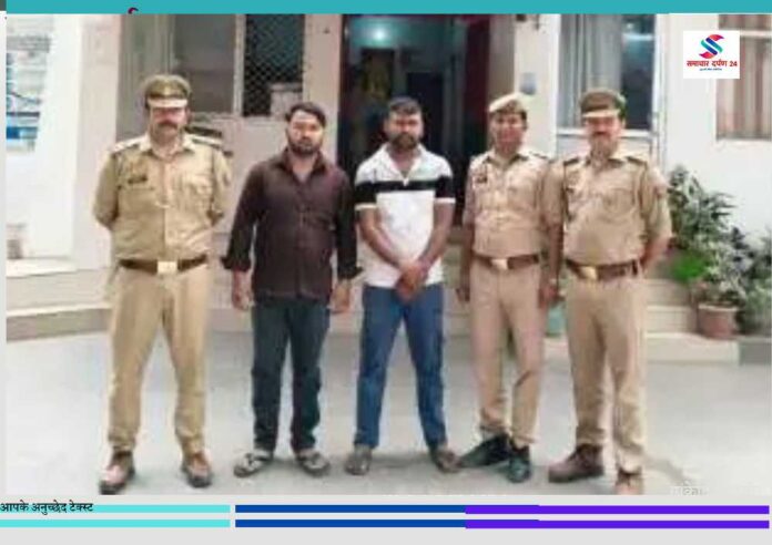 कानपुर गैंगरेप केस में आरोपी पुलिस हिरासत में खड़े हुए, पुलिस टीम के साथ तस्वीर