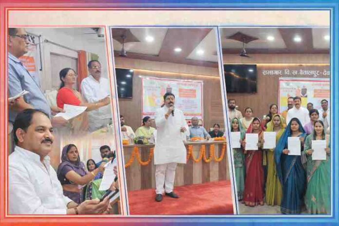 जनप्रतिनिधियों द्वारा महिलाओं को आंगनबाड़ी नियुक्ति पत्र वितरण और कार्यक्रम में संबोधन करते हुए दृश्य