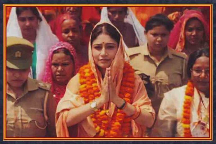 बलिया में जन सम्मान यात्रा के दौरान सुषमा शेखर जनता का अभिवादन करते हुए