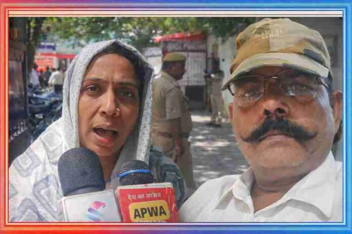 पुलिस थाने के बाहर मीडिया से बात करती पीड़ित महिला और रिपोर्टर की ग्राउंड रिपोर्टिंग की तस्वीर