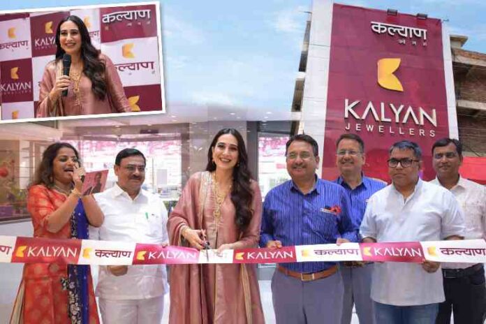 देवरिया में कल्याण ज्वेलर्स के नए शोरूम के उद्घाटन के दौरान अभिनेत्री करिश्मा कपूर रिबन काटते हुए और मंच पर लोगों को संबोधित करते हुए
